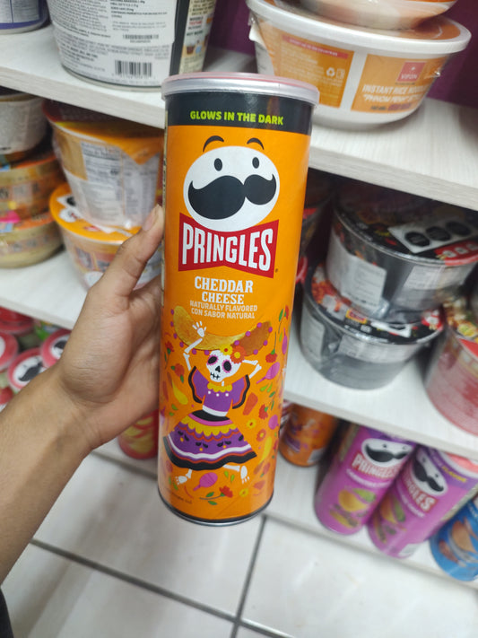 Pringles cheddar cheese